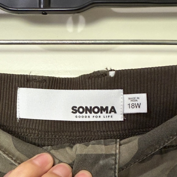 Women Camouflage Cargo Capri Pants - Picture 8 of 8